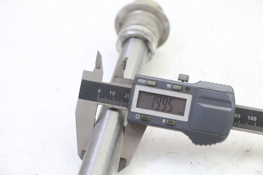 photo de AXE ROUE ARRIERE TRIUMPH SPRINT 900 (1995 - 1998) - Gros plan technique