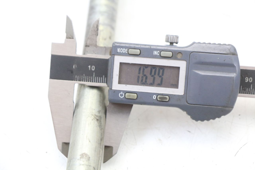 photo de AXE ROUE ARRIERE CAGIVA SUPER CITY 125 (1992 - 1997) - Gros plan technique