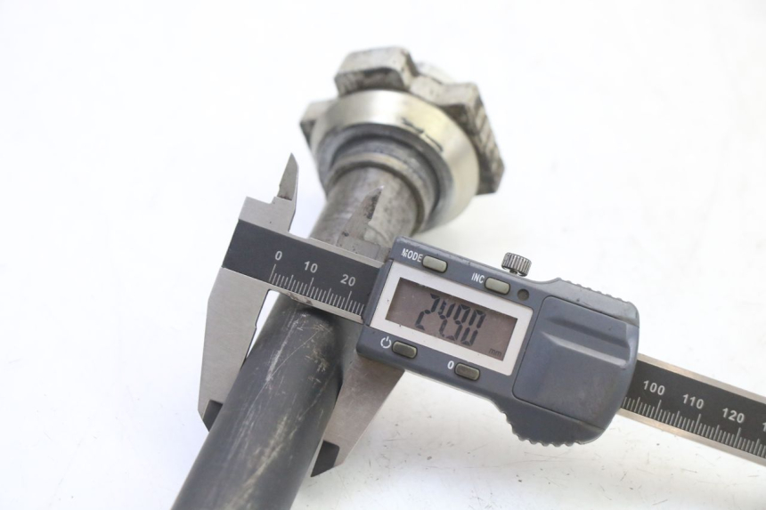 photo de AXE ROUE ARRIERE KTM SUPERENDURO R 950 (2005 - 2009) - Gros plan technique