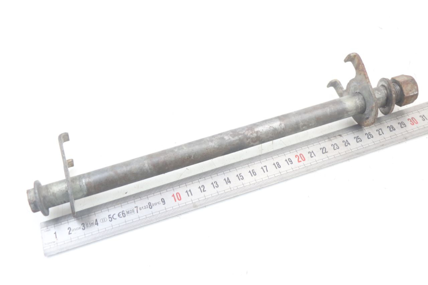 photo de AXE ROUE ARRIERE SUZUKI GS F 500 (2004 - 2007) - Zoom état d’usage