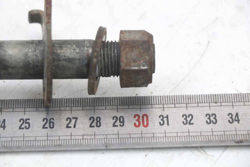 photo de AXE ROUE ARRIERE SUZUKI GS F 500 (2004 - 2007) - Autre angle de vue