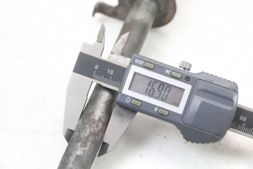 photo de AXE ROUE ARRIERE SUZUKI GS F 500 (2004 - 2007) - Gros plan technique