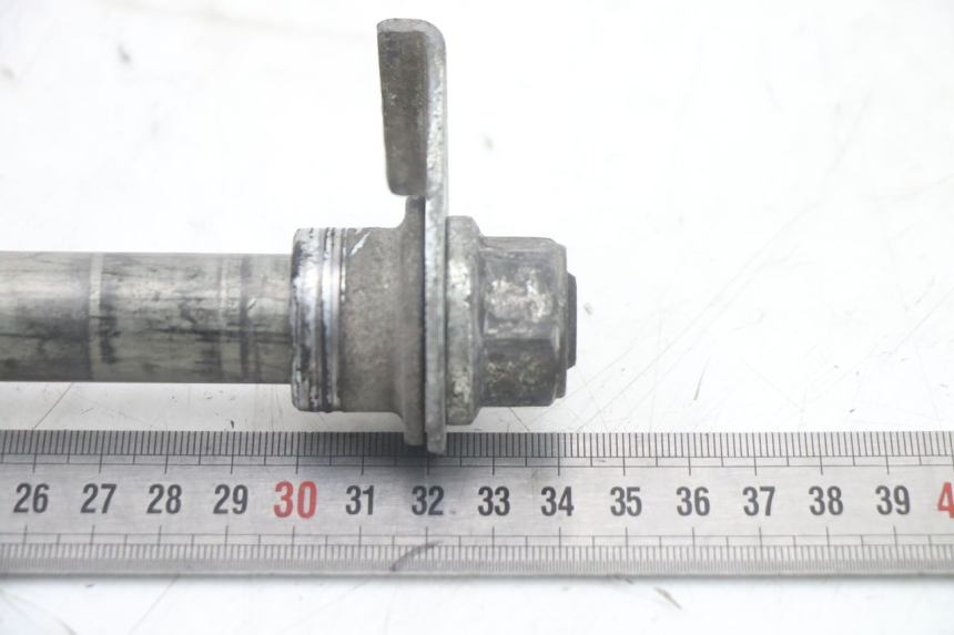 photo de AXE ROUE ARRIERE SUZUKI GSF S BANDIT 600 (2000 - 2004) - Gros plan technique