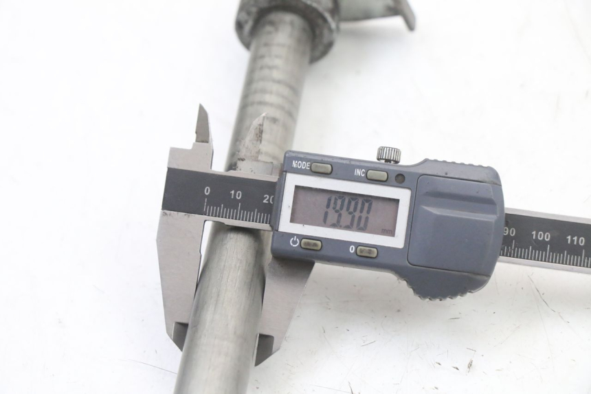 photo de AXE ROUE ARRIERE SUZUKI GSF S BANDIT 600 (2000 - 2004) - Vue d’ensemble