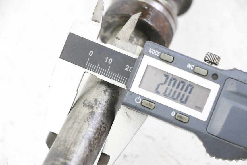 photo de AXE ROUE ARRIERE SUZUKI GSX F GSXF 650 (2007 - 2015) - Gros plan technique