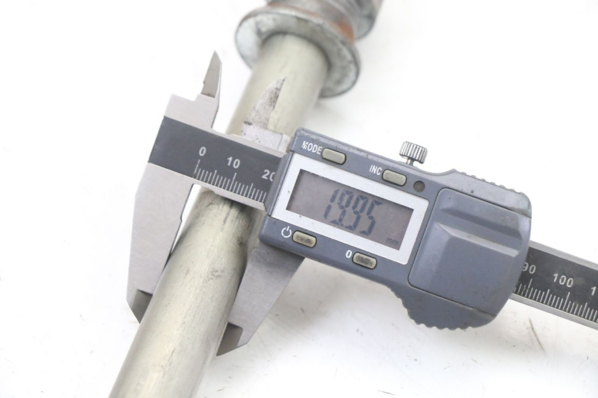 photo de AXE ROUE ARRIERE SUZUKI GSX F GSXF 650 (2007 - 2015) - Gros plan technique