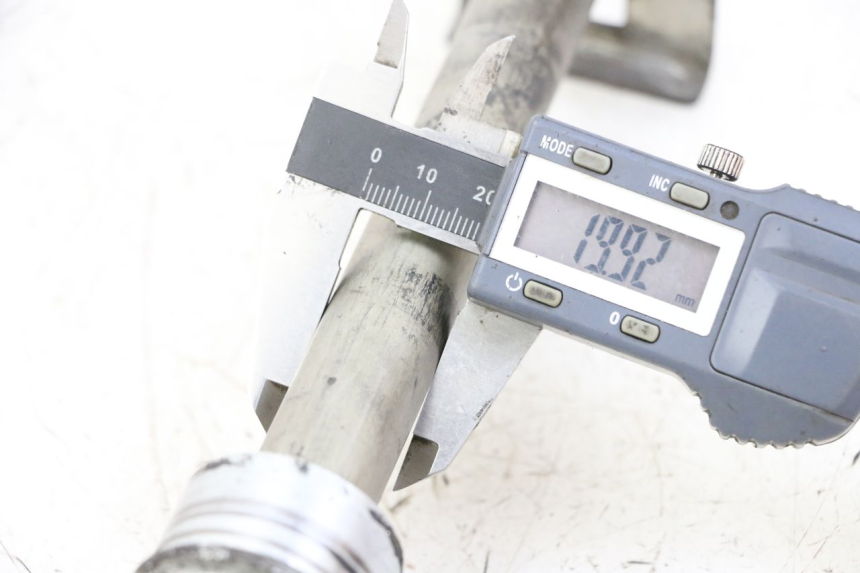 photo de AXE ROUE ARRIERE SUZUKI GSX F GSXF 650 (2007 - 2015) - Détail de la pièce