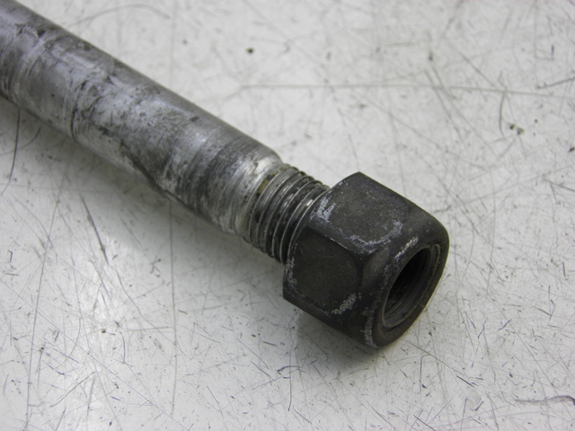 photo de AXE ROUE ARRIERE SUZUKI TU X TUX VOLTY 125 (1999 - 2001) - Zoom état d’usage