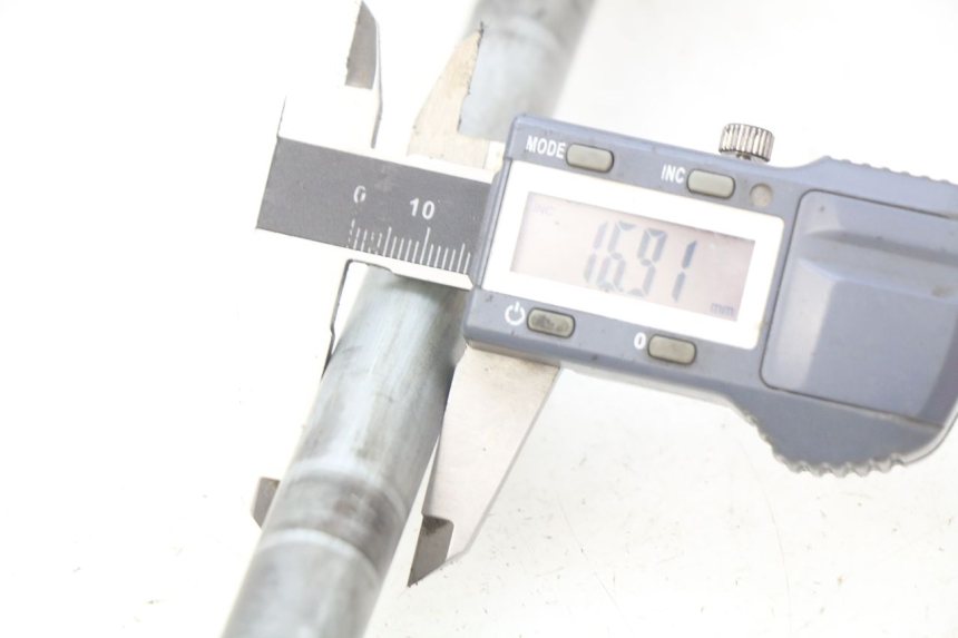 photo de AXE ROUE ARRIERE SUZUKI SV N 650 (1999 - 2002) - Autre angle de vue