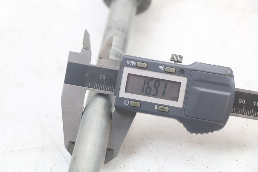 photo de AXE ROUE ARRIERE SUZUKI SV N 650 (1999 - 2002) - Autre angle de vue