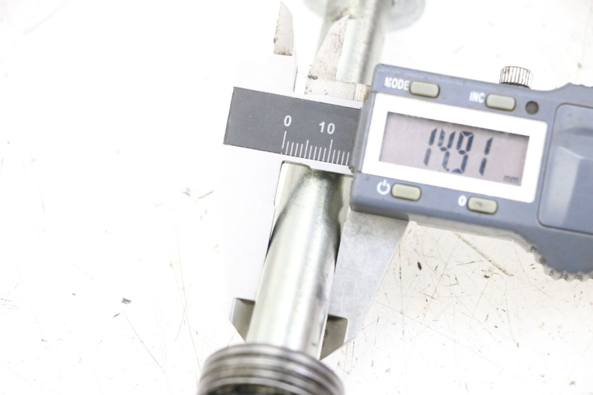 photo de AXE ROUE ARRIERE HUSQVARNA SVARTPILEN 401 (2018 - 2023) - Détail de la pièce