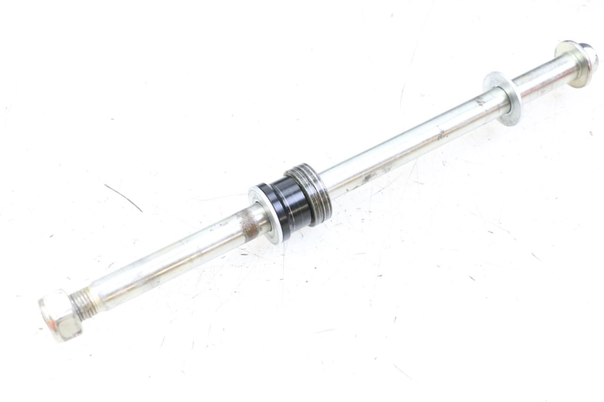 photo de AXE ROUE ARRIERE HUSQVARNA SVARTPILEN 401 (2018 - 2023) - Gros plan technique