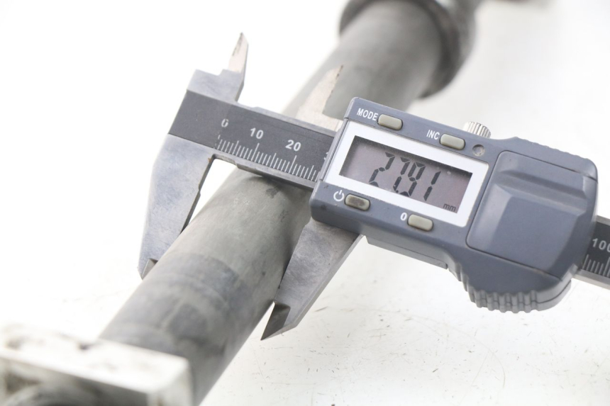 photo de AXE ROUE ARRIERE YAMAHA TDM ABS 900 (2002 - 2014) - Autre angle de vue