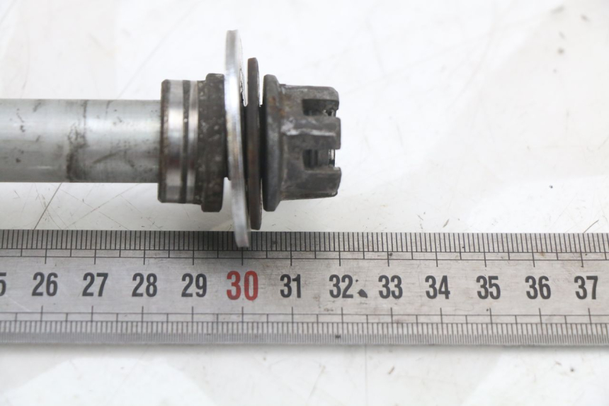 photo de AXE ROUE ARRIERE YAMAHA TDR DELTABOX 125 (1997 - 2003) - Autre angle de vue