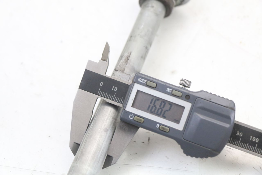 photo de AXE ROUE ARRIERE YAMAHA TDR DELTABOX 125 (1997 - 2003) - Gros plan technique