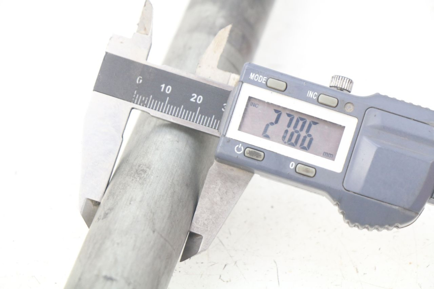 photo de AXE ROUE ARRIERE SUZUKI TLS TL S 1000 (1997 - 2001) - Autre angle de vue