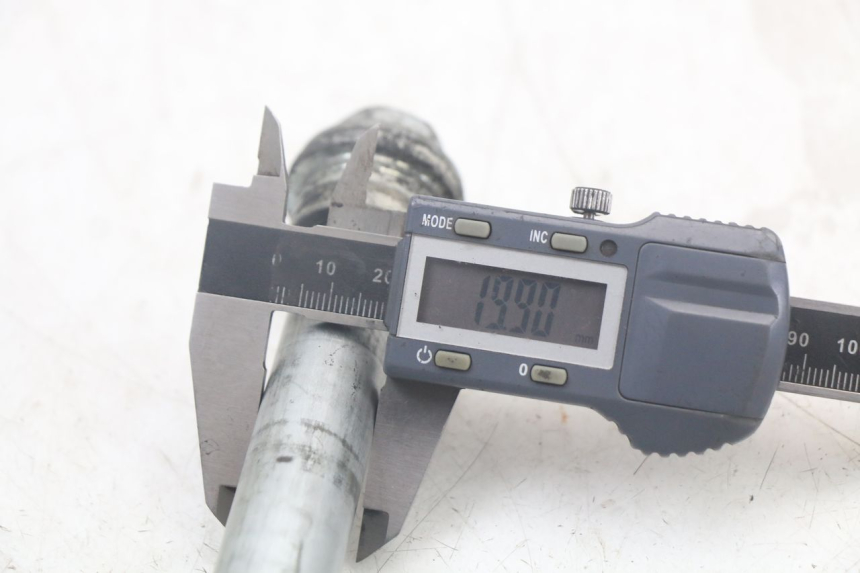 photo de AXE ROUE ARRIERE KAWASAKI VERSYS ABS 650 (2015 - 2018) - Autre angle de vue