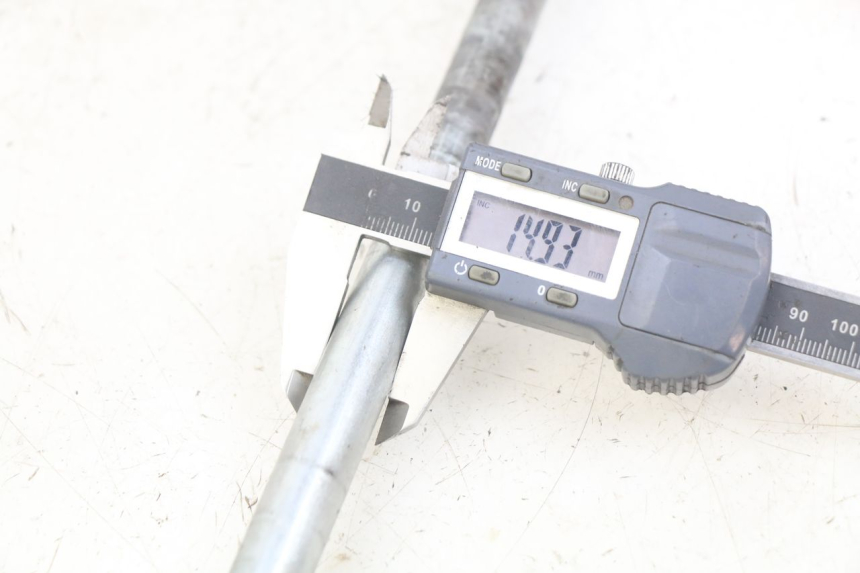 photo de AXE ROUE ARRIERE DAELIM VL DAYSTAR 125 (2000 - 2011) - Détail de la pièce