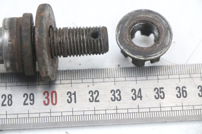 photo de AXE ROUE ARRIERE YAMAHA XJ F 900 (1983 - 1994) - Zoom état d’usage