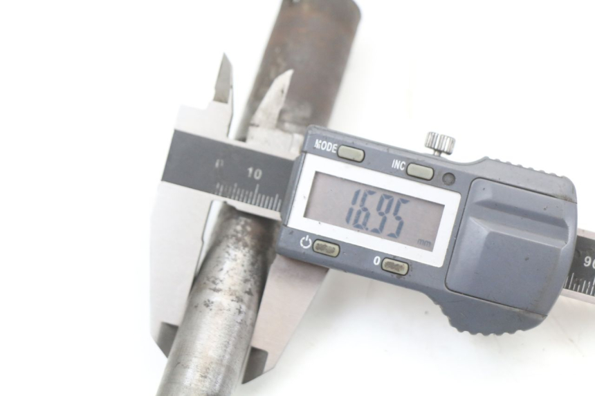 photo de AXE ROUE ARRIERE YAMAHA XJ F 900 (1983 - 1994) - Gros plan technique