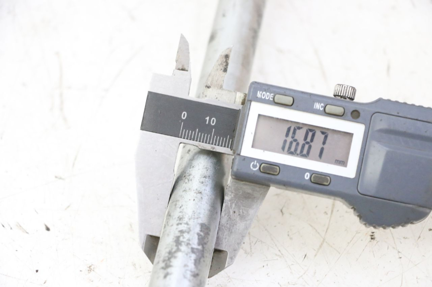 photo de AXE ROUE ARRIERE YAMAHA XJ6 ABS 600 (2008 - 2016) - Autre angle de vue