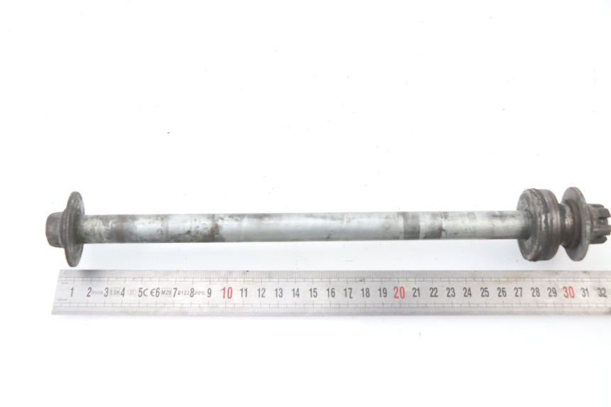 photo de AXE ROUE ARRIERE YAMAHA XJN XJ N DIVERSION 600 (1994 - 1997) - Gros plan technique