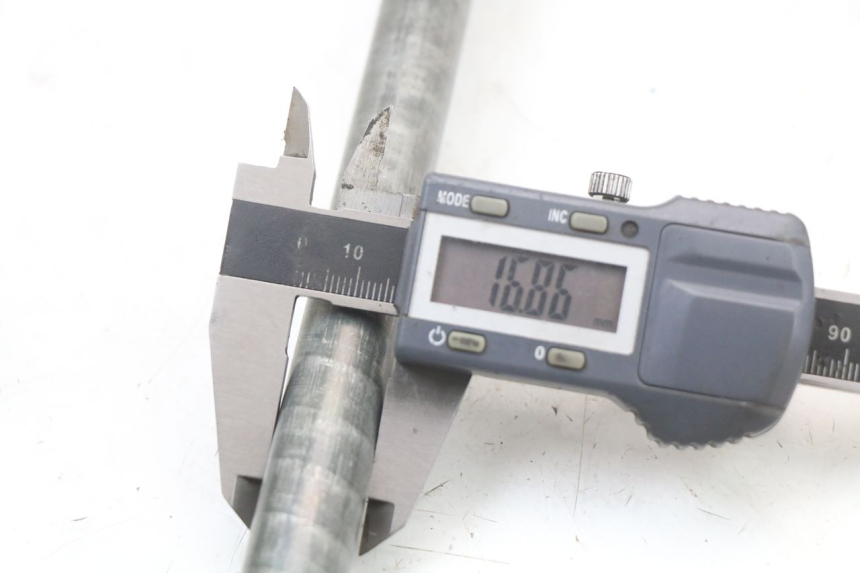 photo de AXE ROUE ARRIERE YAMAHA XJS DIVERSION 600 (1997 - 1999) - Autre angle de vue