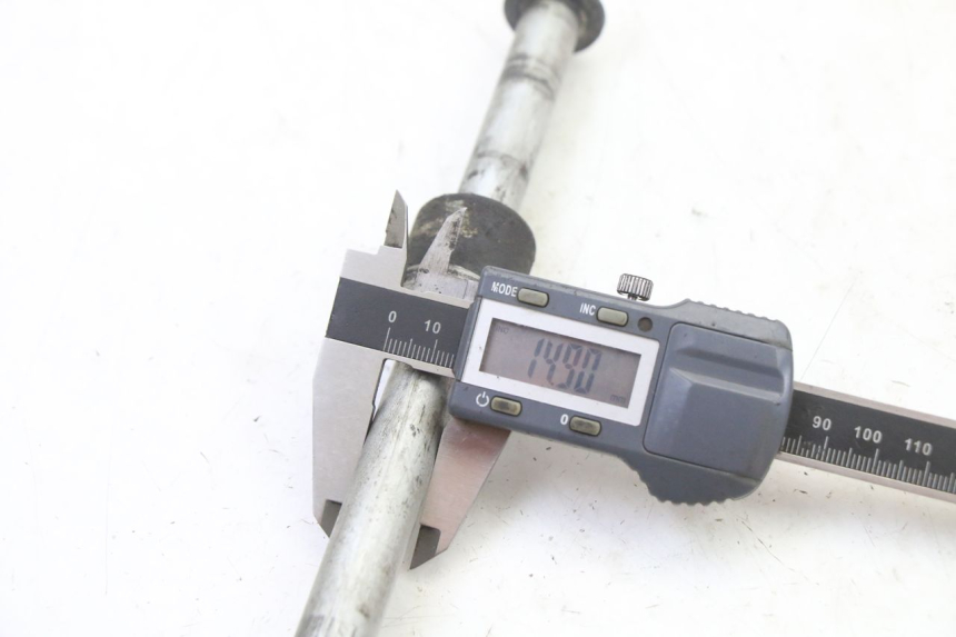 photo de AXE ROUE ARRIERE HONDA XLV VARADERO 125 (2000 - 2006) - Gros plan technique