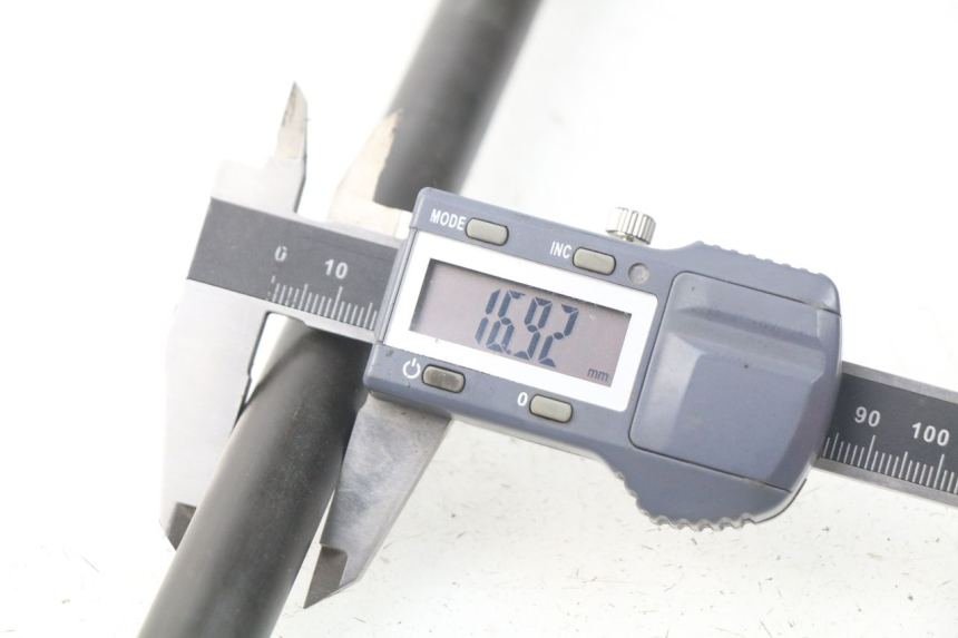 photo de AXE ROUE ARRIERE YAMAHA XP T-MAX TMAX ABS 500 (2004 - 2007) - Gros plan technique