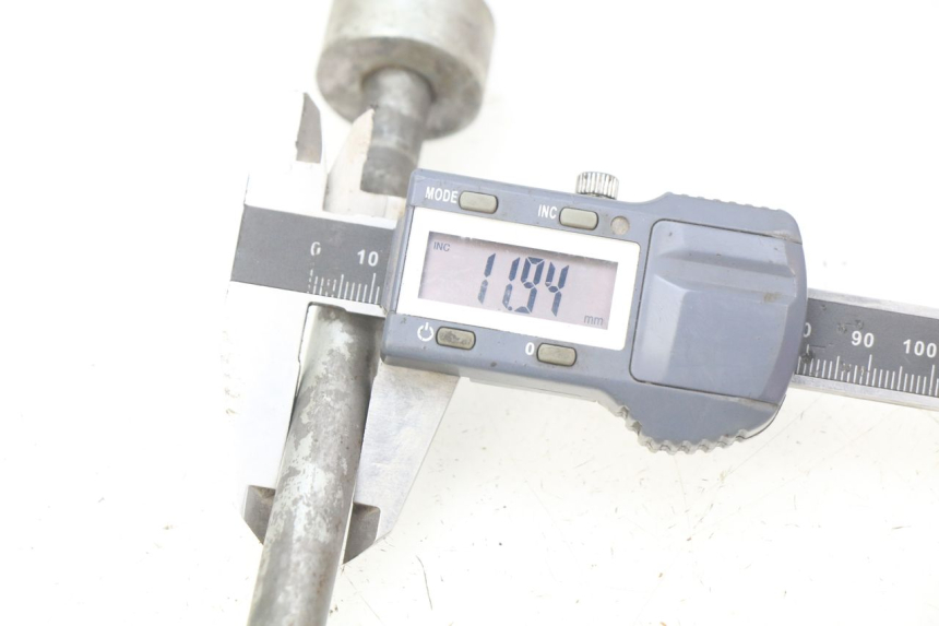 photo de AXE ROUE ARRIERE HONDA XR 70 (1997 - 2003) - Détail de la pièce