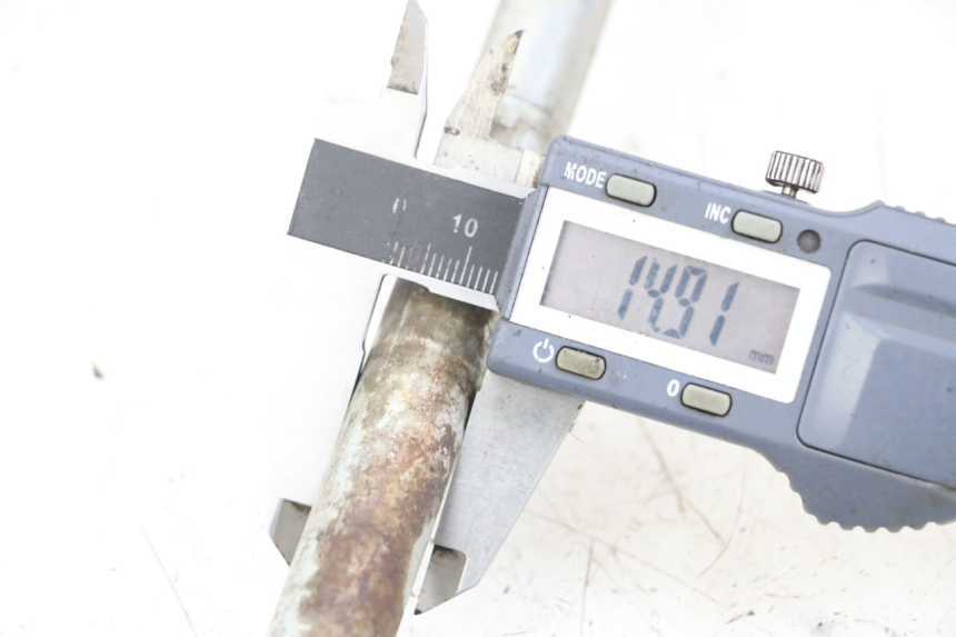 photo de Rear wheel axle HYOSUNG XRX 125 (2000 - 2008) - Détail de la pièce