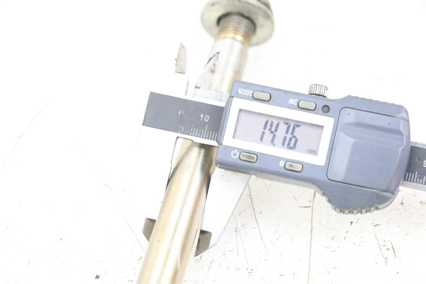 photo de AXE ROUE ARRIERE SYM XS 125 (2007 - 2016) - Autre angle de vue