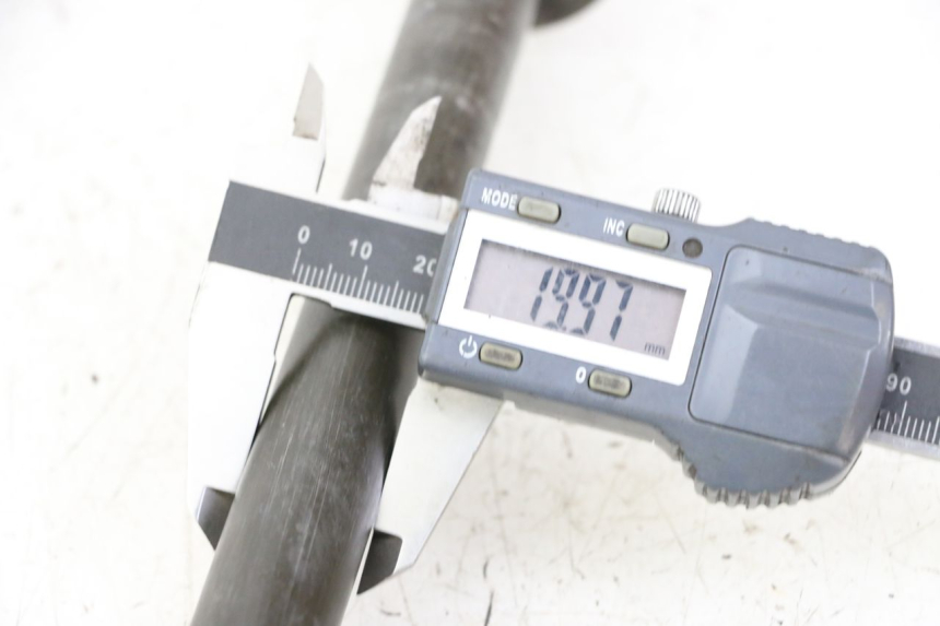 photo de AXE ROUE ARRIERE YAMAHA FZS FAZER 600 (2001 - 2003) - Détail de la pièce