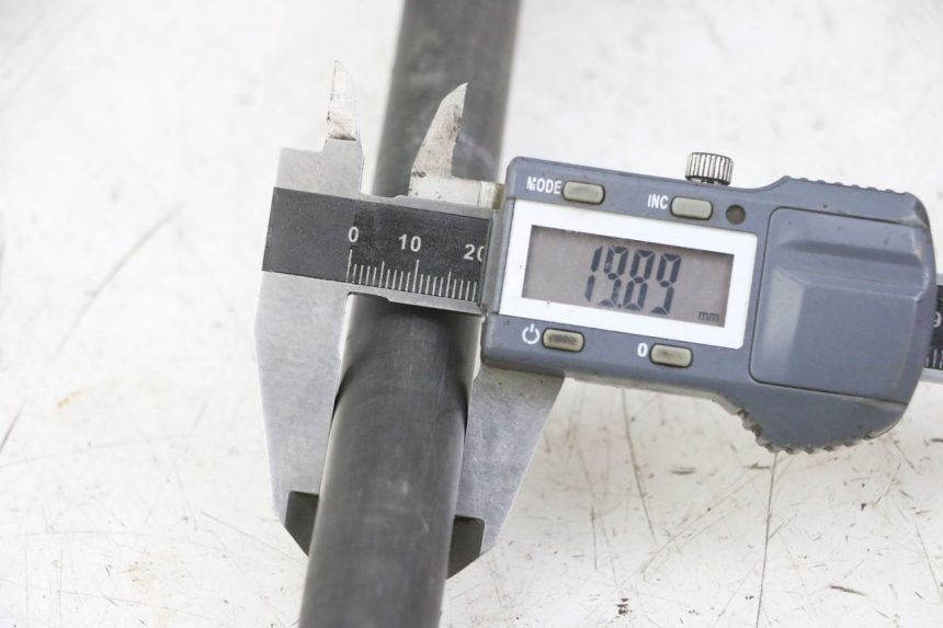 photo de AXE ROUE ARRIERE YAMAHA FZS FAZER 600 (2001 - 2003) - Autre angle de vue