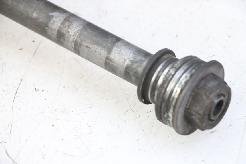 photo de AXE ROUE ARRIERE YAMAHA FZS FAZER 600 (2001 - 2003) - Gros plan technique