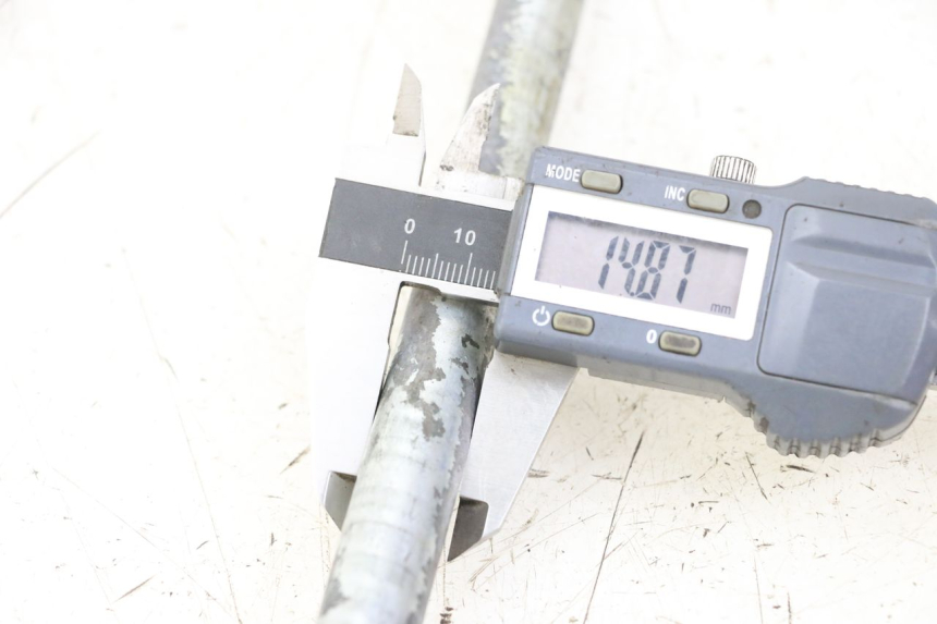 photo de AXE ROUE ARRIERE YAMAHA XVS DRAG STAR DRAGSTAR 650 (1997 - 2007) - Autre angle de vue