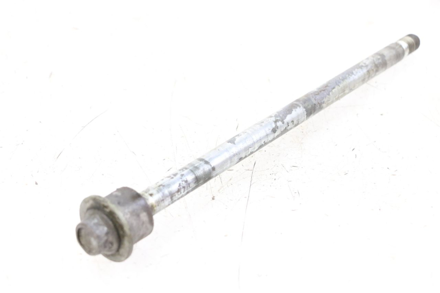 photo de AXE ROUE ARRIERE YAMAHA XVS DRAG STAR DRAGSTAR 650 (1997 - 2007) - Gros plan technique