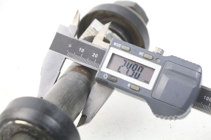 photo de AXE ROUE ARRIERE YAMAHA YZ-F YZF 250 (2014 - 2018) - Autre angle de vue