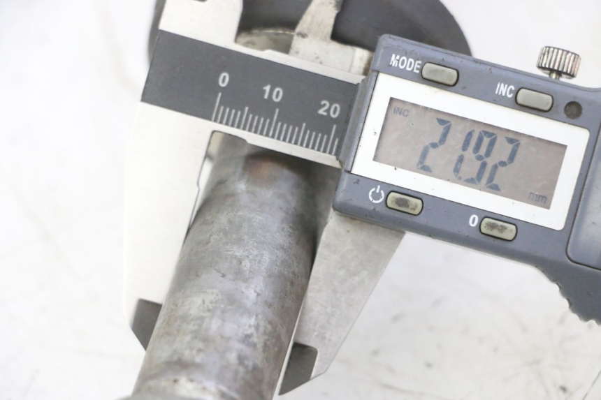 photo de AXE ROUE ARRIERE YAMAHA YZ-F YZF 250 (2007 - 2013) - Détail de la pièce