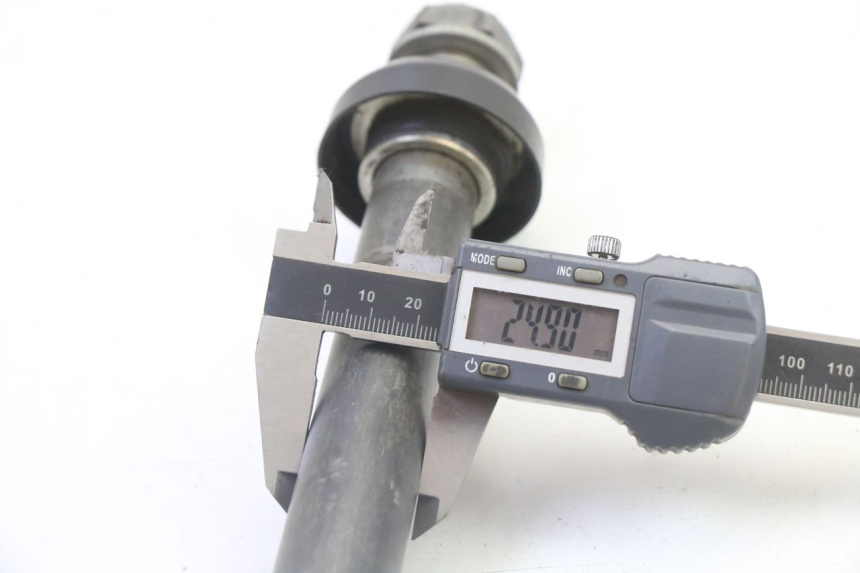 photo de AXE ROUE ARRIERE YAMAHA YZ-F YZF 250 (2014 - 2018) - Gros plan technique