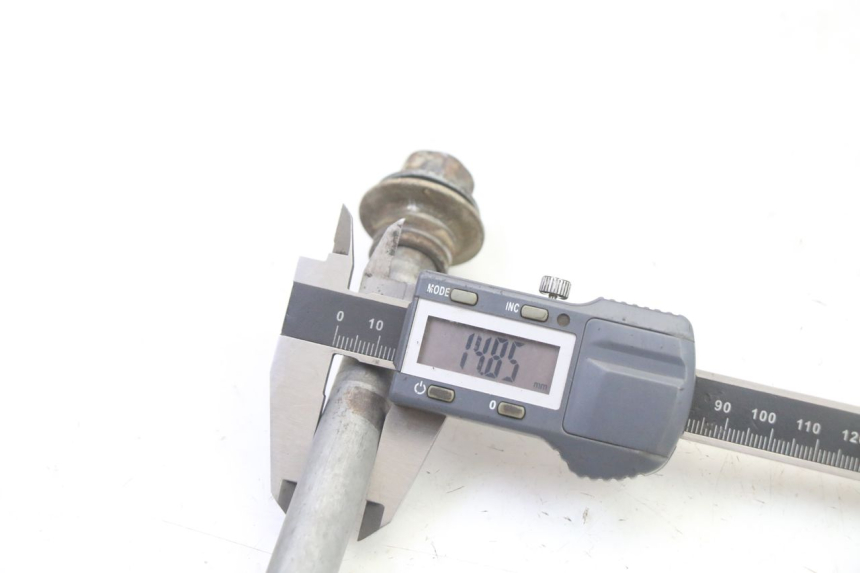 photo de AXE ROUE ARRIERE YAMAHA YZ 85 (2022 - 2025) - Gros plan technique