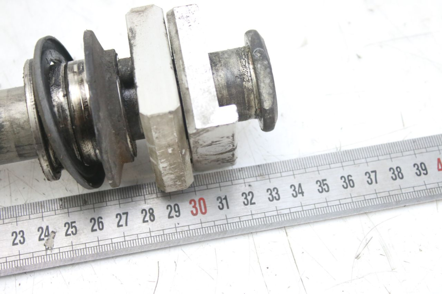 photo de AXE ROUE ARRIERE YAMAHA YZF R1 1000 (2007 - 2008) - Autre angle de vue