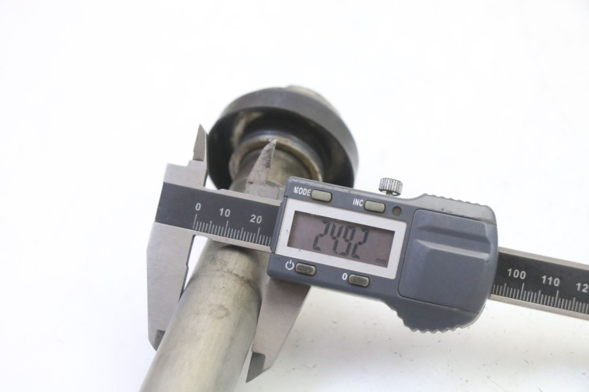 photo de AXE ROUE ARRIERE YAMAHA YZF YZ-F 450 (2014 - 2016) - Gros plan technique