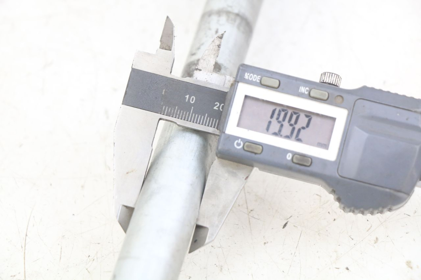 photo de AXE ROUE ARRIERE KAWASAKI Z 750 (2007 - 2013) - Autre angle de vue