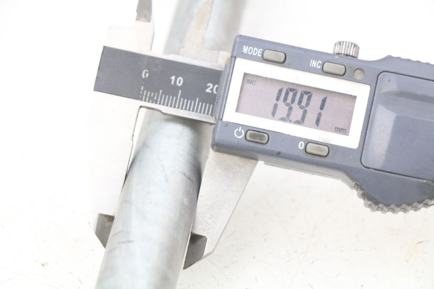 photo de AXE ROUE ARRIERE KAWASAKI ZR7 ZR-7 S 750 (1999 - 2004) - Autre angle de vue