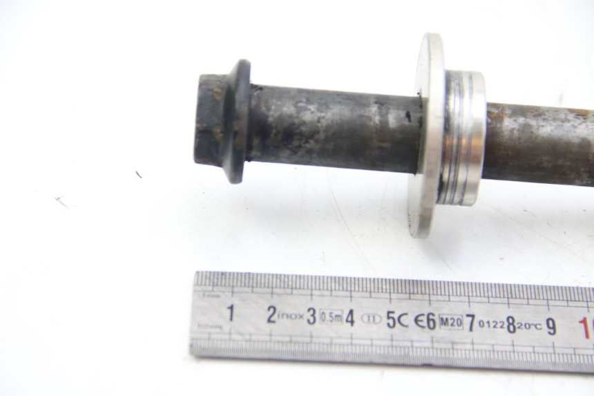 photo de AXE ROUE ARRIERE KAWASAKI ZX-6R ZX6R 600 (1995 - 1997) - Autre angle de vue