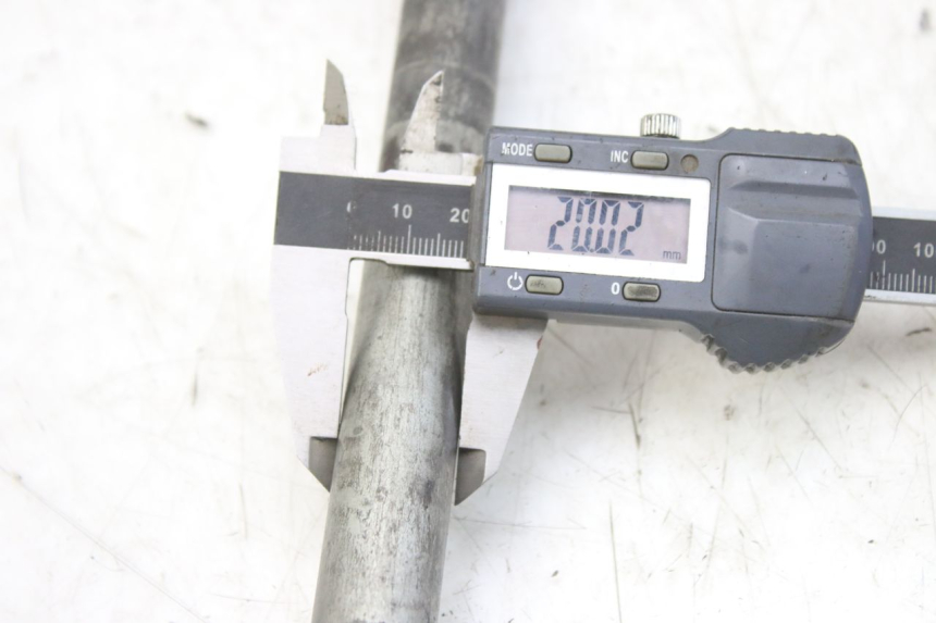 photo de AXE ROUE ARRIERE KAWASAKI ZX-6R ZX6R 600 (1995 - 1997) - Zoom état d’usage