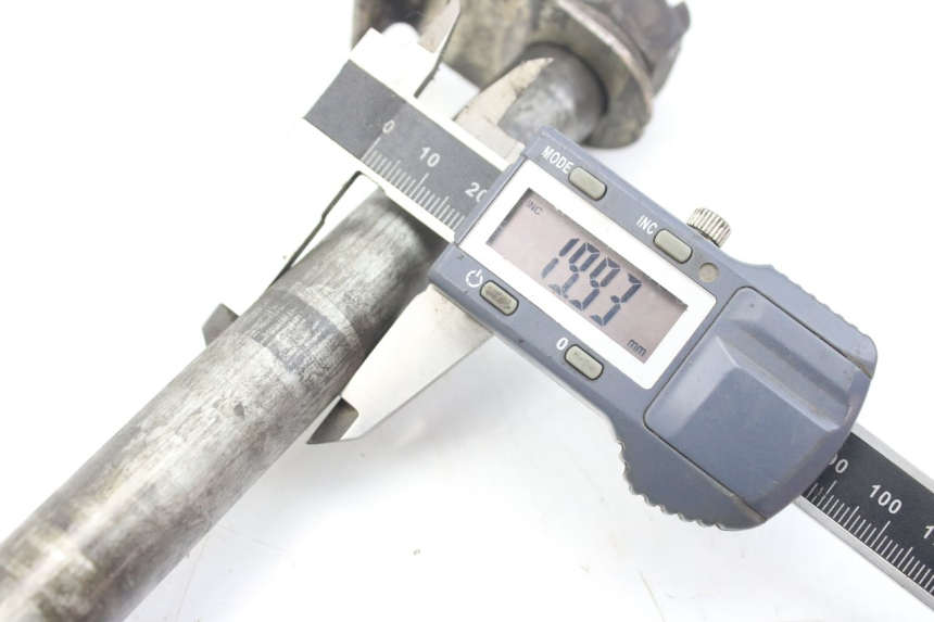 photo de AXE ROUE ARRIERE KAWASAKI ZZR 600 (1995 - 2004) - Zoom état d’usage