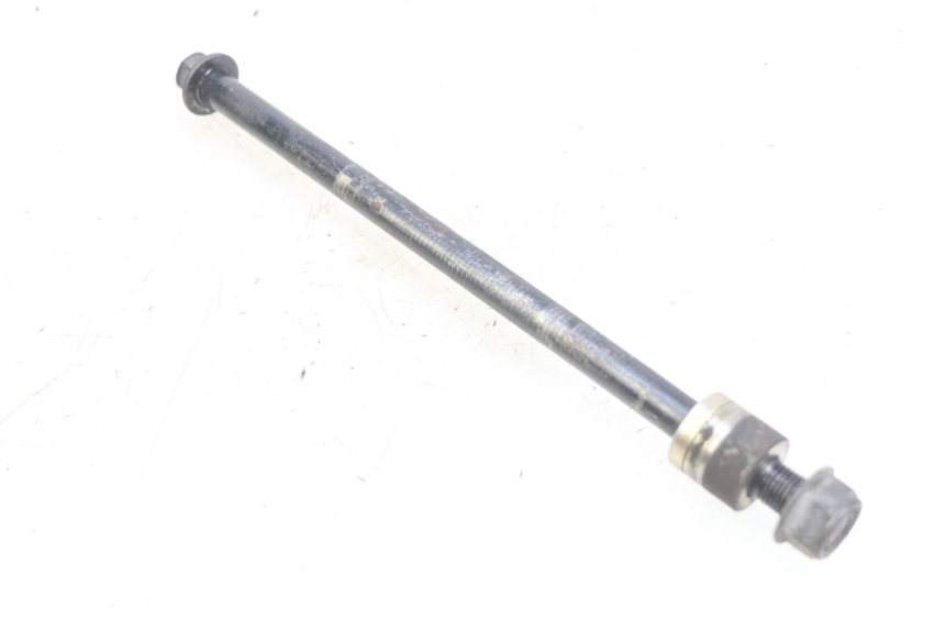 photo de AXE ROUE AVANT KYMCO AGILITY 16+ 4T 50 (2018 - 2023) - Gros plan technique