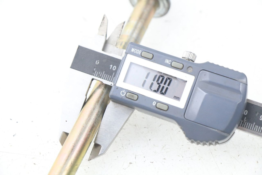 photo de AXE ROUE AVANT KYMCO AGILITY FR 2T 50 (2012 - 2017) - Gros plan technique